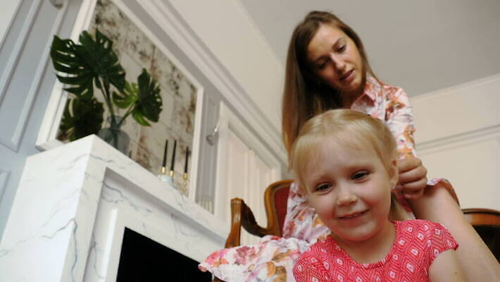 백인 라이프스타일 헤어스타일 여자 딸 행복 어린이 2 가족 관계 엄마 주택 함께함 사랑 미소 사람 성인 두명 귀여움 방 흰색 미용사 돌봄 엮은 장식술 4K MOV 해외동영상 클립영상 서양인 직업 감정 컬러 컨셉 모션 표정 건물 생활 장식 동영상 파일형식