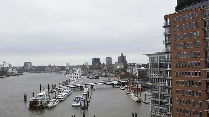 나무 유럽 산업 도로 여행 겨울 건축양식 창문 자동차 하늘 거리 주택 독일 안테나 사람 사람없음 야외 건물 파란색 강 도시풍경 항구 가을 도시 홀 정상 기중기 무역 광장 지역 포트 타운 일반 랜드마크 함부르크 4K MOV 해외동영상 클립영상 식물 건축물 계절 건축 나라 길 육상교통 컬러 통신 교통시설 풍경 공간 중장비 동영상 파일형식