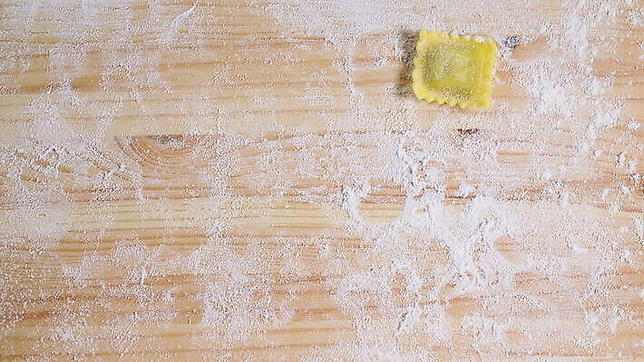 스튜디오촬영 전통 음식 백그라운드 재료 탁자 파스타 건강 관리 육류 요리 사람없음 목재 노란색 주방 식당 식사 저녁식사 흰색 신선 이탈리아음식 맛 준비 날것 정사각형 반죽 밀가루 점심식사 폭식 라비올리 생식 음식준비 핸드메이드 맛있는 MOV 해외동영상 클립영상 도형 나무 컬러 가구 컨셉 식재료 서양음식 실내 상점 가루 동영상 파일형식