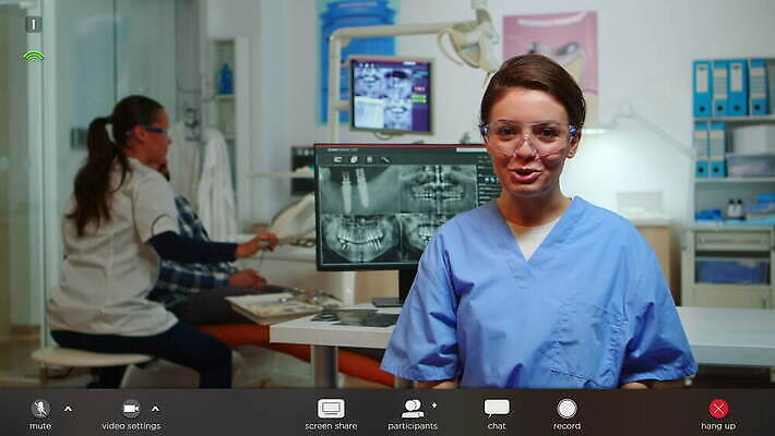 응시 회의 엑스레이 건강 치과 병원 대화 약 카메라 디지털 모니터 방 장비 시험 환자 간호사 의사 입 치아 캐비닛 치과의사 덮기 부름 온라인 동영상 소프트웨어 영상통화 치아교정 화상통화 가상 1인칭시점 4K 구강학 MOV 해외동영상 클립영상 시선 교육 비즈니스 의학 모션 말하기 신체부위 전자제품 컴퓨터 의료진 소화기관 사물함 교정 통화 파일형식