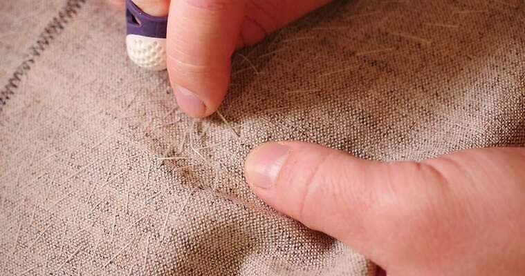 디자인 옷 여자 남자 산업 줄 백그라운드 패턴 비즈니스 장신구 공장 한명 취미 빨간색 파란색 유행 기계 장비 흰색 직물 업무 실 수리 제조 바느질 측정 분필 질감 땀 테이프 자수 섬유 골무 옛날 스타일 4K MP4 해외동영상 클립영상 1 컬러 무늬 공업 문구용품 사람 작업 초크 동영상 파일형식