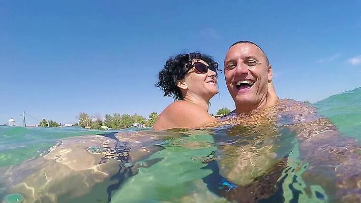 백인 라이프스타일 커플 여자 남자 행복 감정 바다 여행 2 가족 관계 모션 포옹 휴가 키스 함께함 사랑 미소 웃음 사람 성인 여름 섹시 낭만 신혼여행 날짜 느림 비명 스타일 힙스터 MOV 해외동영상 슬로모션 클립영상 서양인 계절 패션 결혼 컨셉 안기 촬영기법 표정 생활 애정표현 동영상 파일형식