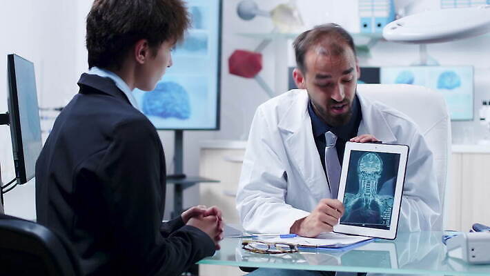 백인 직업 응시 여자 남자 유니폼 청진기 엑스레이 건강 병원 대화 사람 성인 치료 컴퓨터 태블릿 사무실 알약 약 환자 의사 작업 질병 상담 패드 방사선 4K MOV 해외동영상 클립영상 서양인 시선 옷 비즈니스 의학 의료기기 말하기 전자제품 스마트기기 의료진 동영상 파일형식