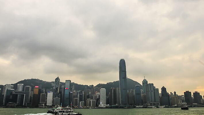 아시아 바다 섬 여행 백그라운드 비즈니스 건축양식 하늘 동양인 풍경 사람없음 건물 물 금융 파란색 빛 도시풍경 사무실 탑 항구 고층빌딩 중국 도시 센터 도심 야간 저녁 큼 장면 지역 포트 타운 홍콩 스카이라인 랜드마크 절정 MOV 해외동영상 클립영상 자연요소 건축물 건축 나라 컬러 교통시설 인종 빌딩 경제 크기 동영상 파일형식