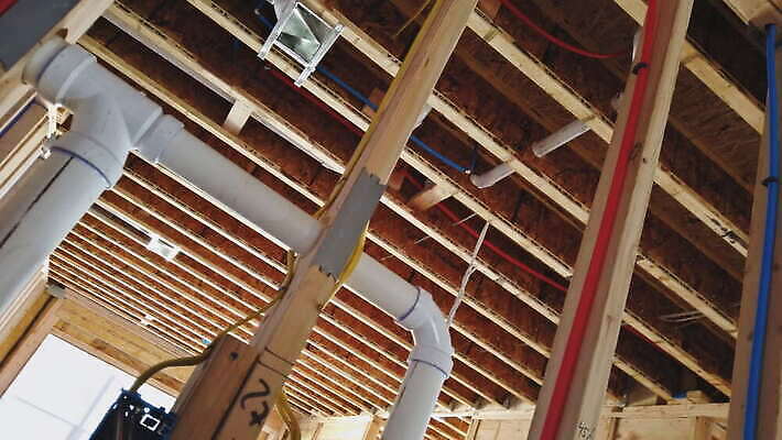 디자인 공공시설 산업 선 건축양식 주택 프레임 사람없음 내부 건물 목재 파란색 금속 장비 욕실 업무 수리 연결 플라스틱 서비스 시스템 튜브 배수구 배관공 설치 리모델링 파이프라인 공급 4K MOV 해외동영상 클립영상 나무 건축물 건축 컬러 재료 재질 작업 시설 파이프_관 동영상 파일형식