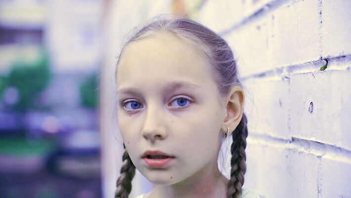 백인 응시 여자 감정 얼굴 어린이 벽 벽돌 거리 스트레스 돌담 한명 서기 사람 야외 건물 10대 청춘 햇빛 놀람 표현 도시 폭력 모서리 호흡 무서움 불안 고민 공포 숨김 숨기 우울증 4K MOV 해외동영상 클립영상 서양인 1 건축물 시선 컨셉 모션 청소년 표정 신체부위 담장 태양 돌_바위 질병 사회이슈 동영상 파일형식