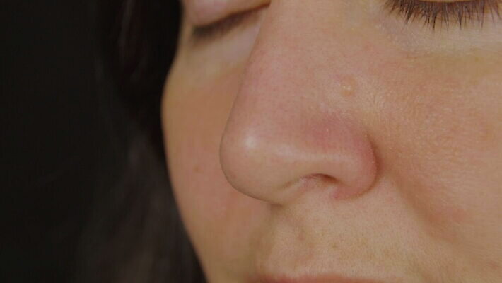 남자 얼굴 해부 한명 옆모습 뷰티 추위 흰색 닫기 호흡 피부 묘사 코 향기 냄새 노즐 4K MOV 해외동영상 클립영상 1 뷰포인트 컬러 의학 모션 사람 신체부위 동영상 파일형식