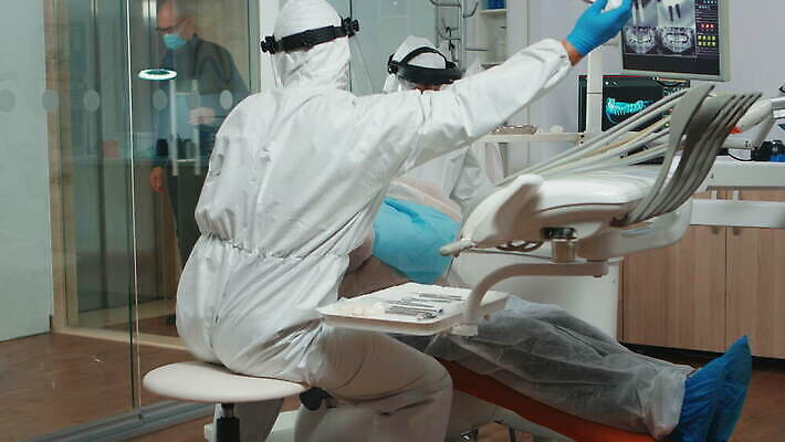 직업 얼굴 컨셉 엑스레이 치과 병원 작업복 말하기 가면 정장 사무실 약 장비 환자 의사 도구 램프 입 바이러스 치아 보호 보호장비 치과의사 방패 외과 위생관리 치아교정 코로나바이러스 뉴노멀 4K 구강학 MOV 해외동영상 클립영상 옷 비즈니스 의학 모션 조명 관리 신체부위 경제 의료진 소화기관 교정 동영상 파일형식