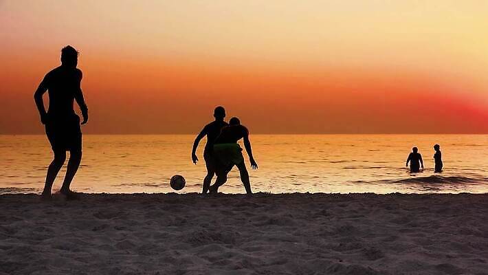 라이프스타일 남자 실루엣 스포츠 바다 포즈 공 놀이 휴가 사람 사람없음 야외 모래사장 태양 일출 맑음 축구 일몰 활발 게임 그룹 킥 브라질 플레이어 브라질사람 4K MP4 해외동영상 클립영상 자연요소 컨셉 모션 날씨 촬영기법 생활 구기 노을 남아메리카 동영상 파일형식