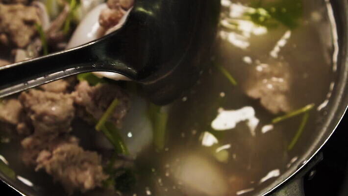 전통 접시 아시아 문화 음식 백그라운드 채소 재료 모션 태국 건강 육류 돼지고기 요리 동양인 사람없음 식당 식사 저녁식사 흰색 신선 뜨거움 닫기 맛 아침식사 수프 수증기 해산물 오징어 슬라이스 느림 점심식사 폭식 다진 삶기 평야 핸드메이드 맛있는 MOV 해외동영상 클립영상 식기 나라 컬러 컨셉 식재료 자연 연체동물 인종 상점 수중동물 동영상 파일형식 동물 무척추동물 사람 생태계