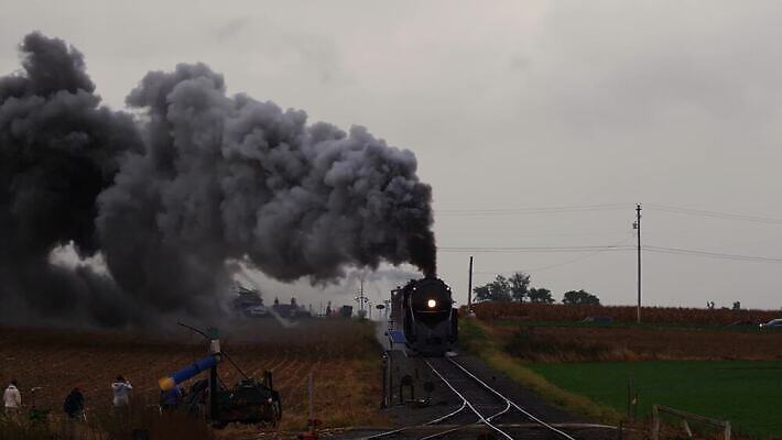 디자인 산업 도로 여행 교통시설 안테나 사람없음 검은색 기계 기찻길 기차 골동품 화물 연기 역 수증기 컨테이너 심볼 속도 복고 탱크 트랙 마차 승객 엔진 고립 드론 방법 석탄 선로 옛날 4K MOV 해외동영상 클립영상 길 육상교통 교통수단 컬러 교통 통신 대중교통 운송업 시설 동영상 파일형식