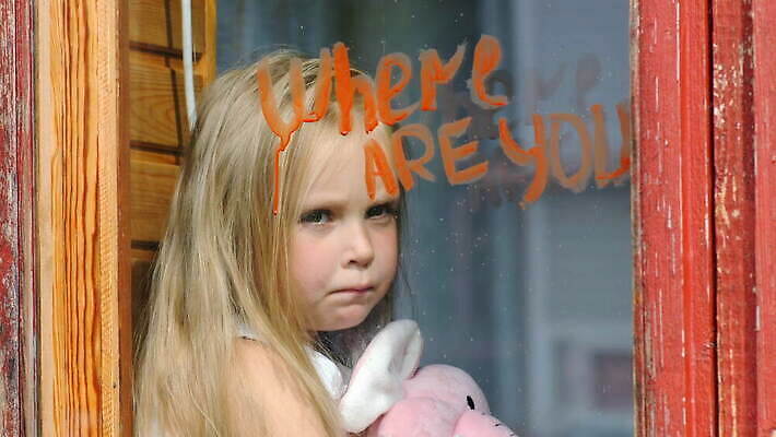 라이프스타일 응시 감정 얼굴 어린이 인형 백그라운드 크리스마스 겨울 창문 유리 날씨 주택 한명 사람 앉기 야외 장난감 믿음 희망 슬픔 가을 흰색 표현 아기 관찰 달콤 작음 기적 만족 마법 걸음마 진짜 4K MOV 해외동영상 클립영상 1 시선 계절 기념일 컬러 모션 재질 건물 생활 신체부위 맛 크기 동영상 파일형식