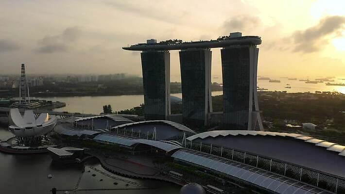 식물 아시아 여행 건축양식 유리 호텔 안테나 건강 사람없음 건물 초록색 물 도시풍경 모래사장 일출 고층빌딩 일몰 도시 만 센터 고급 땅 스카이라인 발견 싱가폴 드론 랜드마크 인기 조감도 그리너리 4K MP4 해외동영상 클립영상 자연요소 건축물 건축 나라 바다 컬러 컨셉 통신 재질 숙소 풍경 빌딩 노을 동영상 파일형식 트랜드컬러