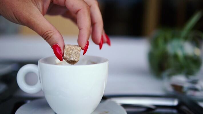 커피 음료 음식 백그라운드 유리 탁자 아침 디저트 사람없음 컵 갈색 식당 냉동 얼음 검은색 어둠 거품 카페 흐름 우유 추위 흰색 신선 칵테일 뜨거움 붓기 달콤 맛 아침식사 큼 시원함 설탕 크림 묘사 상쾌 시럽 카푸치노 에스프레소 떨림 라떼 모카 카페인 맛있는 4K MP4 해외동영상 클립영상 주간 자연요소 식기 감정 컬러 가구 컨셉 모션 재질 유제품 주류 상점 식사 크기 동영상 파일형식