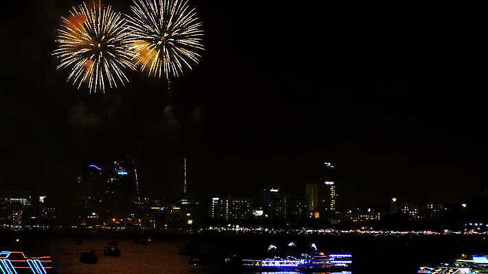 기념일 바다 백그라운드 파타야 하늘 추상 휴가 새해 기념 폭죽 불꽃놀이 이벤트 사람없음 물 컬러풀 파티 크래커 탑 검은색 축제 로켓 축하 도시 보트 야간 큼 폭발 폭발물 쇼 광 진짜 카운트다운 4K MOV 해외동영상 클립영상 자연요소 건축물 무기 컬러 컨셉 무늬 배_교통 태국 놀이 쿠키 크기 동영상 파일형식