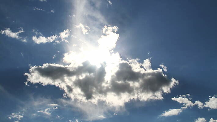 구름 컬러 백그라운드 자연 하늘 날씨 풍경 사람없음 야외 가로 여름 파란색 빛 햇빛 태양 우주 환경 흰색 전원 분위기 장면 천국 솜털 스카이라인 내추럴 오존 적란운 천창 유일 4K 타임랩스 MOV 해외동영상 클립영상 자연요소 계절 컨셉 촬영기법 전기에너지 생태계 동영상 파일형식 구름_자연