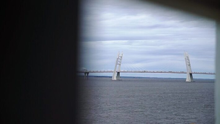 외관 남자 바다 여행 건축양식 교통시설 자동차 핀란드 사람없음 물 파란색 강 도시풍경 차도 도시 만 고속도로 속도 상업 러시아 캘리포니아 구름다리 랜드마크 서쪽 자동 철강 MOV 해외동영상 클립영상 자연요소 건축 유럽 도로 육상교통 컬러 교통 북유럽 사람 풍경 미국 다리_건축물 방향 시설 동영상 파일형식