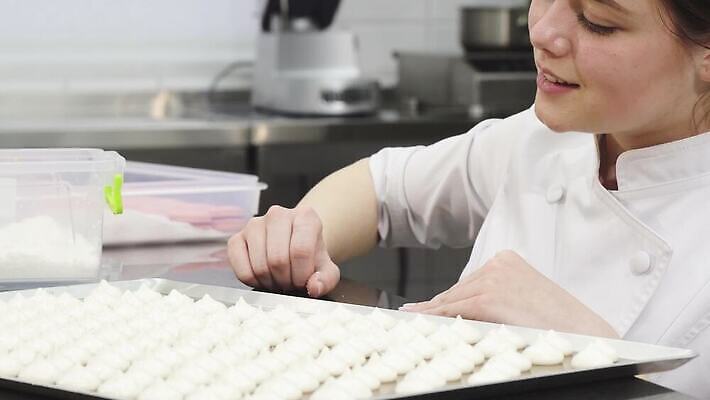 직업 음식 조각 유니폼 재료 성공 디저트 노동자 건강 요리 한명 장식 쿠키 과자 주방 요식업 식당 요리사 카페 빵집 업무 비즈니스우먼 맛 굽기 먹기 종업원 메뉴 유기농 코코넛 레시피 고용 머랭 제빵사 페스츄리 핸드메이드 맛있는 4K MOV 해외동영상 머랭쿠키 클립영상 1 웰빙 옷 여자 산업 빵 컨셉 과일 비즈니스 모션 사람 상점 구직 작업 직장인 구이 동영상 채용 파일형식