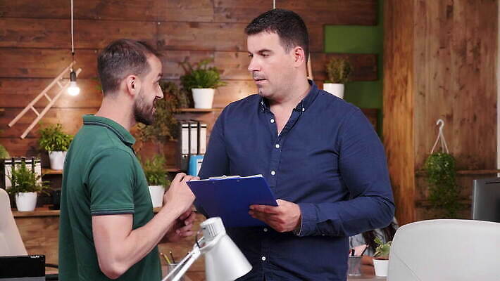 직업 남자 회사 비즈니스 사업가 통신 회의 설계 아이디어 직장 말하기 대화 서기 앉기 성인 컴퓨터 사무실 업무 작업 비즈니스맨 그룹 계획 토론 디자이너 동료 문제풀이 경영 서류판 프로젝트 브레인스토밍 4K MOV 해외동영상 클립영상 컨셉 관계 모션 사람 전자제품 사무용품 직장인 동영상 파일형식