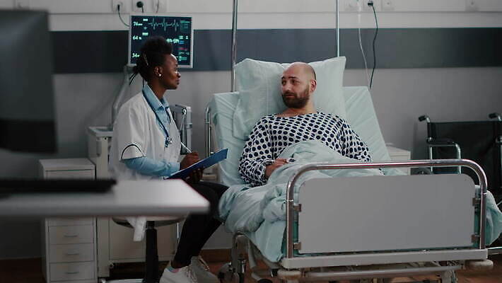 얼굴 흑인 가방 노동자 건강 병원 가면 마스크 안전 치료 약 건강관리 검은색 방 고통 흐름 환자 간호사 의사 침대 업무 질병 약국 확인 처방 감시 외과 병실 치유 4K MOV 해외동영상 클립영상 서양인 직업 잡화 감정 컬러 가구 컨셉 의학 관리 신체부위 의료진 작업 동영상 파일형식