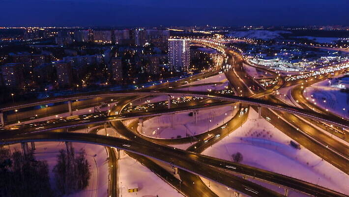 도로 교통수단 겨울 교통시설 자동차 조명 안테나 사람없음 빨간색 도시 고가도로 고속도로 보행로 정상 야간 저녁 교차로 궤도 갸우뚱 빛망울 항공촬영 모스크바 조감도 타임랩스 MOV 해외동영상 클립영상 자연요소 계절 길 육상교통 뷰포인트 컬러 교통 통신 모션 촬영기법 빛 시설 러시아 동영상 파일형식