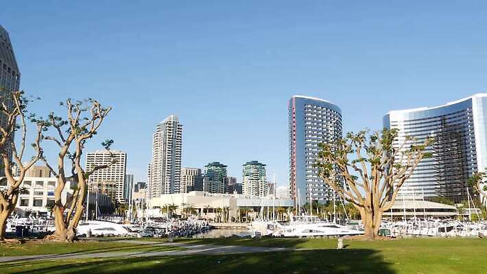 요트 호텔 미래 항해 사람없음 파란색 도시풍경 마을 탑 항구 고층빌딩 미국 도시 보트 재산 고급 도심 해안도시 캘리포니아 포트 VIP 산티아고 이국적 4K MP4 해외동영상 클립영상 건축물 컬러 컨셉 북아메리카 배_교통 교통시설 숙소 풍경 빌딩 금융 동영상 파일형식