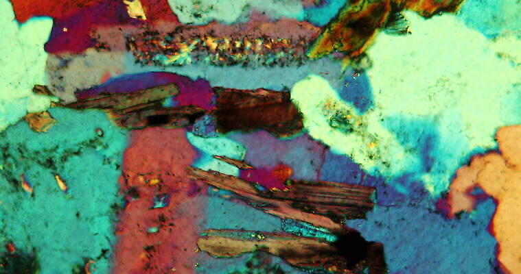 컬러 과학 현미경 사람없음 파란색 빛 컬러풀 갈색 확대 지역 암초 지질학 화강암 4K 현미경관찰 MOV 해외동영상 클립영상 교육 실험기구 암석 관찰 동영상 파일형식