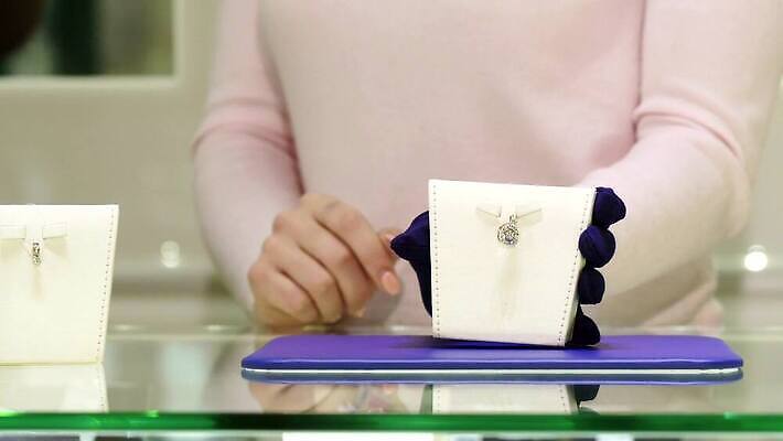 커플 여자 장갑 목걸이 손가락 탁자 관리 한명 세트 상자 상점 귀걸이 검은색 반지 잡기 발표 화려 황금 고급 닫기 은색 미끄러짐 손톱관리 디자이너 보석 수집 계산대 고객 서비스 진열장 다이아몬드 약혼 보여주기 소매 판매원 패드 부티크 놓기 4K MOV 해외동영상 클립영상 직업 1 손 잡화 컬러 가구 결혼 컨셉 장신구 관계 모션 사람 네일아트 광석 약속 동영상 파일형식