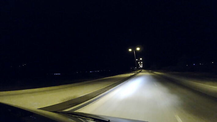 별 도로 길 자동차 출입구 전등 거리 사람없음 어둠 산책로 운전 시골 램프 도시 고속도로 보행로 야간 초승달 언덕 타운 느림 평행 무한 1인칭시점 비어있는 4K MOV 해외동영상 클립영상 자연요소 시선 육상교통 교통시설 모션 조명 달 동영상 파일형식