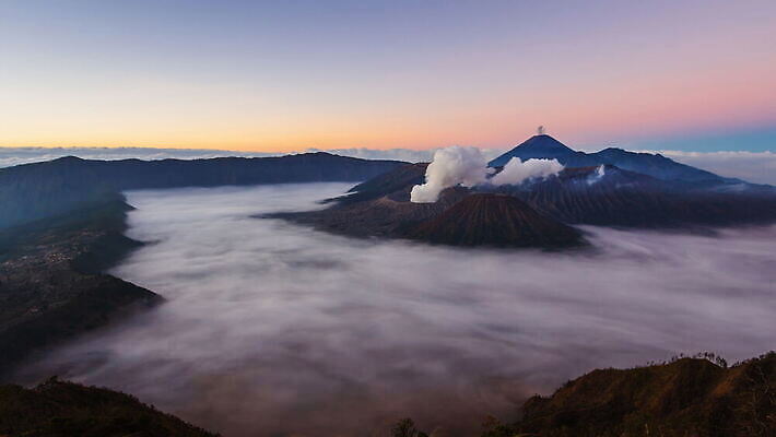 구름 여행 이동 자연 하늘 아침 불꽃 산 안테나 풍경 사람없음 야외 빨간색 햇빛 마을 일출 동남아시아 안개 연기 숲 큼 폭발 화산 인도네시아 먼지 분화구 스카이라인 연소 랜드마크 절정 4K 타임랩스 MOV 해외동영상 클립영상 주간 자연요소 아시아 컬러 컨셉 통신 불 날씨 촬영기법 태양 노을 크기 생태계 동영상 파일형식