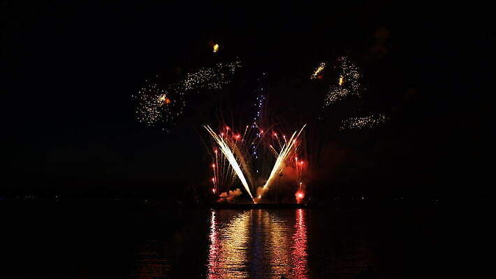 기념일 행복 컬러 백그라운드 하늘 불 추상 휴가 불꽃 새로움 기념 폭죽 불꽃놀이 이벤트 사람없음 장식 빨간색 빛 컬러풀 노란색 파티 검은색 축제 어둠 흰색 축하 생일 4 황금 야간 저녁 폭발 12월 연도 쇼 7월 독립 4K MOV 해외동영상 클립영상 자연요소 감정 컨셉 무늬 놀이 숫자 날짜 동영상 파일형식