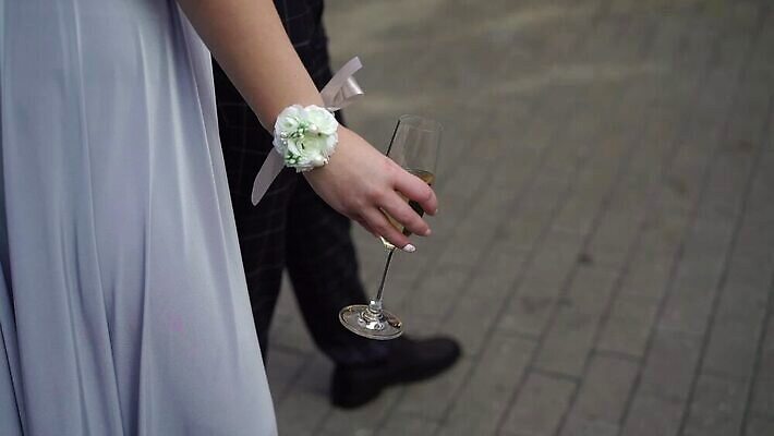 백인 손 여자 기념일 남자 음료 결혼 와인잔 응원 유리 성공 휴가 기념 주류 사람 이벤트 성인 파티 식당 와인 축제 흰색 축하 알코올 잡기 칵테일 바 생일 액체 샴페인 토스트 유리그릇 메를로 양조장 스플래쉬 MOV 해외동영상 클립영상 서양인 그릇 빵 컬러 컨셉 술잔 모션 재질 신체부위 상점 동영상 파일형식