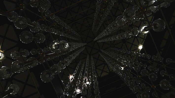 모양 로우앵글 유리 추상 조명 실내 매달리기 사람없음 내부 장식 인테리어 원형 클래식 천장 서식 샹들리에 구식 옛날 팬던트 4K MOV 해외동영상 클립영상 도형 디자인 뷰포인트 컨셉 무늬 모션 재질 동영상 파일형식