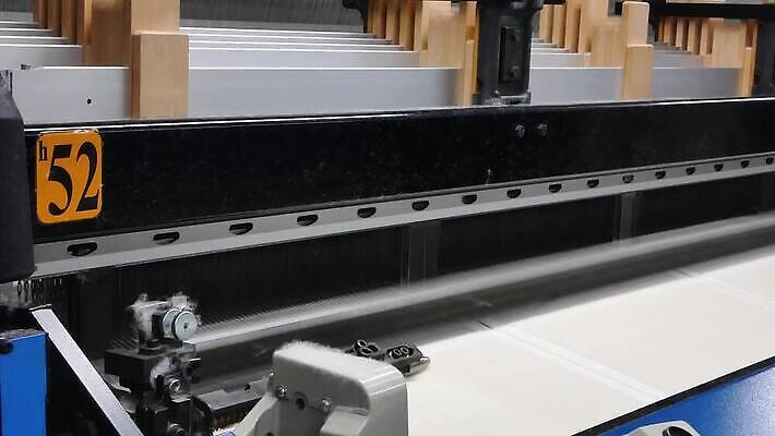 디자인 산업 선 줄 컬러 패턴 부분 공장 사람없음 유행 기계 장비 직물 면 업무 실 닫기 제조 실크 천 묘사 질감 커서 섬유 짜임 양모 달리기선수 돌리기 짜기 MP4 해외동영상 클립영상 무늬 공업 모션 작업 육상선수 동영상 파일형식