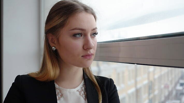 백인 직업 응시 여자 백그라운드 컨셉 생각 비즈니스 사업가 창문 성공 노동자 스트레스 직장 실내 피곤 한명 사람 정장 성인 사무실 슬픔 업무 비즈니스우먼 자신감 좌절 명상 경영자 리더 문제 경영 배려 심각 4K MOV 해외동영상 클립영상 서양인 1 시선 옷 감정 회사 내부 작업 직장인 동영상 파일형식