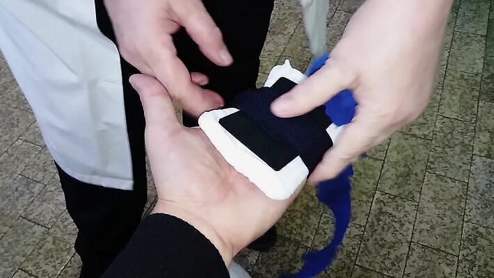 남자 베개 건강 사람없음 치료 가로 파란색 고통 환자 간호사 닫기 지압 어깨 대문 테라피 소매 거짓말 경영 돌봄 때리기 현재 이론 MP4 해외동영상 클립영상 감정 컬러 컨셉 비즈니스 의학 침구 모션 사람 신체부위 뷰티 문 의료진 마사지 동영상 파일형식