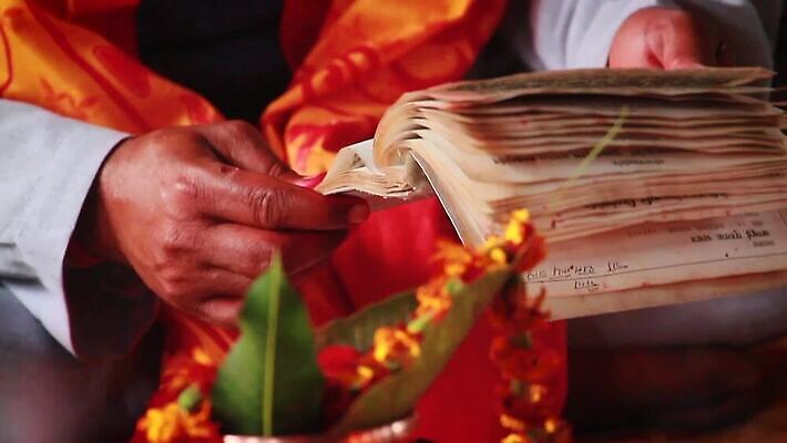 손 남자 아시아 종교 불교 불 사람 동양인 컬러풀 기도 시골 사찰 의식 영혼 원주민 연기 가난 성직자 승려 인도인 묘사 명상 복고 예배 향기 네팔 라마 민화 신앙심 힌두교 MOV 해외동영상 클립영상 자연요소 외국인 나라 컬러 컨셉 종교건축 인종 신체부위 아프리카인 그림 냄새 동영상 파일형식