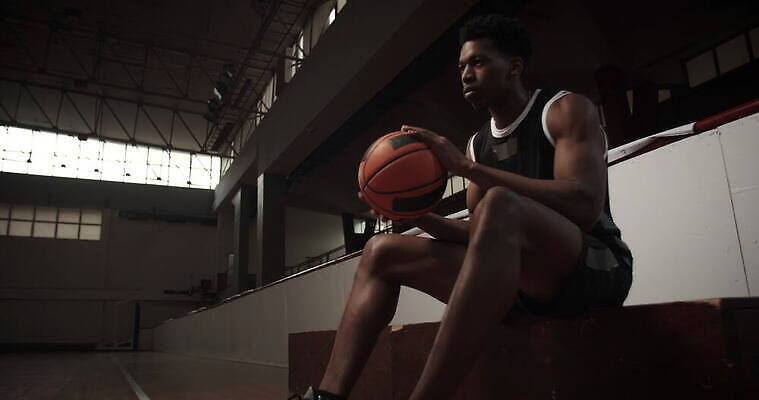 직업 1 라이프스타일 남자 유럽 스포츠 포즈 백그라운드 유니폼 벤치 공 농구 실내 건강 한명 서기 사람 앉기 성인 내부 운동복 운동 바구니 검은색 힘 게임 잡기 결심 집중 근육질 법정 심각 어려움 운동가 튕기기 플레이어 4K MOV 해외동영상 클립영상 옷 나라 컬러 컨셉 의자 모션 놀이 근육 생활 구기 몸매 동영상 파일형식