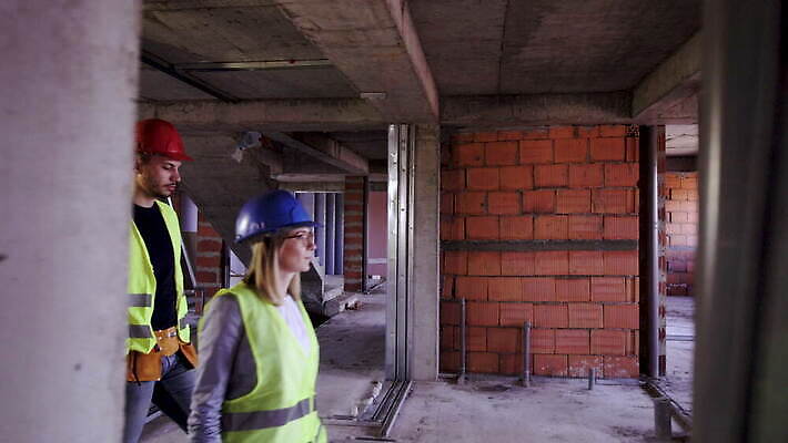 백인 직업 모자 산업 얼굴 비즈니스 공장 성공 노동자 직장 안전 사람 성인 내부 두명 건물 노란색 장비 조끼 업무 작업 자신감 그룹 엔지니어 보호 안전모 헬멧 건축가 땅 아래 시설 형광등 감독관 공학 건축업자 투자자 프로젝트 4K MOV 해외동영상 클립영상 서양인 건축물 잡화 교육 건축 감정 컬러 컨셉 회사 공업 전등 신체부위 외투 기술자 안전장비 보호장비 방향 투자 위치 동영상 파일형식