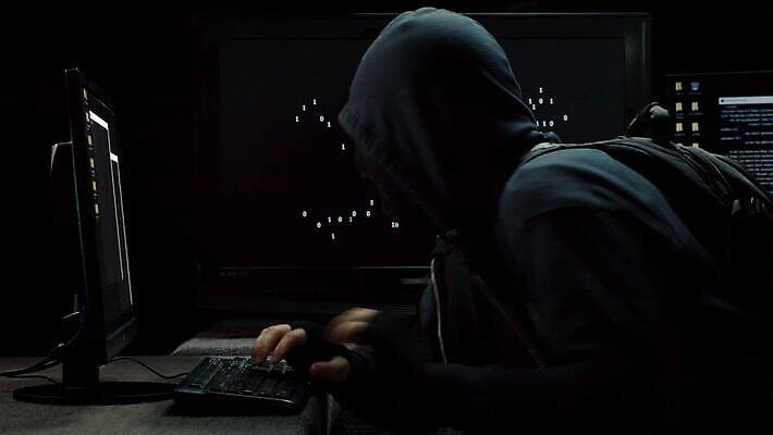 인터넷 비즈니스 가면 한명 컴퓨터 자료 정보 깃발 이메일 바이러스 암호 선거 도둑 절도 러시아 해적 해킹 해커 방화벽 불법복제 소셜미디어 이진법 정부 뺏기 4K MOV 해외동영상 클립영상 1 유럽 모션 사람 전자제품 수학 범죄 민주주의 범죄인 동영상 파일형식