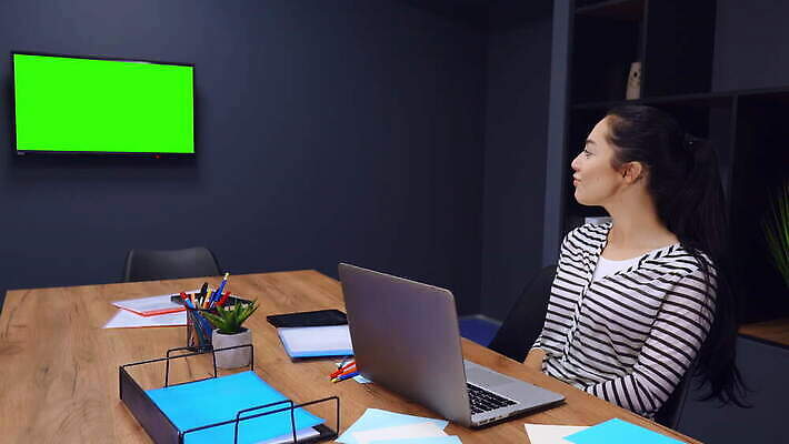 1 디자인 응시 얼굴 인터넷 비즈니스 성공 노동자 직장 한명 사람 앉기 성인 초록색 노트북 컴퓨터 사무실 스크린 업무 작업 비즈니스우먼 자신감 계획 경영 프로젝트 혼자 크로마키 4K MOV 해외동영상 클립영상 직업 시선 여자 감정 컬러 컨셉 회사 모션 신체부위 전자제품 직장인 동영상 파일형식