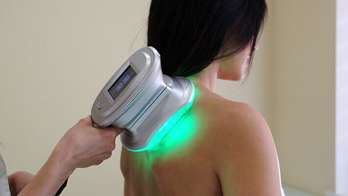 백인 직업 손 여자 신체 모션 실내 건강 한명 성인 뷰티 상점 스파 기계 화장품 장비 잡기 마사지 미용사 피부 테라피 순서 돌봄 바디케어 치료사 특별함 셀룰라이트 4K MOV 해외동영상 슬로모션 클립영상 서양인 1 컨셉 촬영기법 사람 내부 신체부위 동영상 파일형식