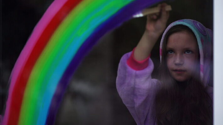 어린이 컬러 무지개 창문 가족 놀이 주택 아이디어 실내 건강 창조 미술 한명 사람 컬러풀 세계 페인트 도전 그리기 바이러스 질병 즐거움 그림 예방 예술가 추적 전염병 코로나바이러스 4K MOV 해외동영상 클립영상 자연요소 1 감정 컨셉 의학 관계 모션 문화예술 내부 건물 동영상 파일형식