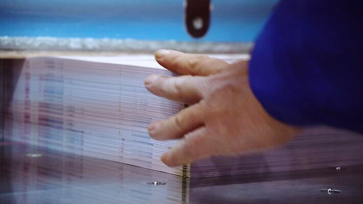 디자인 산업 종이 선 비즈니스 공장 모션 노동자 새로움 흑백 실내 사람없음 책 사무실 상점 디지털 기계 장비 벨트 판넬 작업실 신문 제조 잡지 인쇄 종업원 속도 언론 공학 방법 출판 컨베어밸트 4K 인트로 MOV 해외동영상 클립영상 직업 잡화 교육 컨셉 공업 촬영기법 내부 간행물 뉴스 동영상 파일형식