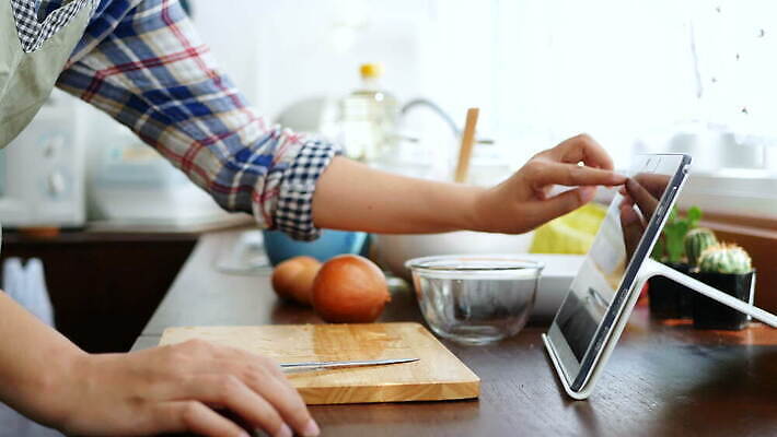 라이프스타일 손 여자 음식 조각 인터넷 다이어트 채소 재료 양파 주택 건강 요리 한명 초록색 알약 주방 요리사 식사 앞치마 샐러드 껍질 신선 칼 미끄럼틀 강의 자르기 검색 메뉴 준비 유기농 클립 레시피 성분 온라인 동영상 점심식사 채식주의자 샬롯 4K MOV 해외동영상 클립영상 직업 1 웰빙 컬러 모션 사람 건물 생활 신체부위 약 놀이기구 채식 파일형식