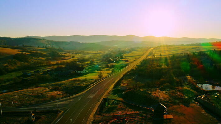 라이프스타일 도로 여행 하늘 아침 휴가 불꽃 산 주택 안테나 풍경 사람없음 건물 목재 여름 빛 햇빛 태양 마을 일출 계곡 침묵 일몰 놀람 봄 자유 광선 시골 숲 스위스 알프스 장면 산악지대 항공촬영 드론 루트 방법 우크라이나 4K MOV 해외동영상 클립영상 주간 자연요소 나무 건축물 계절 감정 유럽 길 뷰포인트 컨셉 재료 통신 교통시설 불 표정 생활 노을 소리 동영상 파일형식