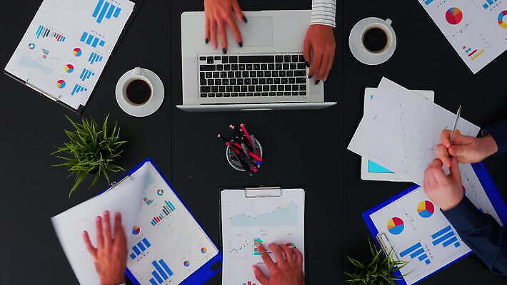 회사 사업가 통계 회의 그래프 직장 대화 설명 앉기 금융 노트북 컴퓨터 사무실 디지털 작업 그룹 계획 토론 책상 분석 경영자 문서 회계 마케팅 세미나 프로젝트 플랫레이 카피스페이스 브레인스토밍 4K 타임랩스 MOV 해외동영상 클립영상 직업 가구 컨셉 비즈니스 모션 촬영기법 말하기 경제 전자제품 공백 플랫 리더 동영상 파일형식