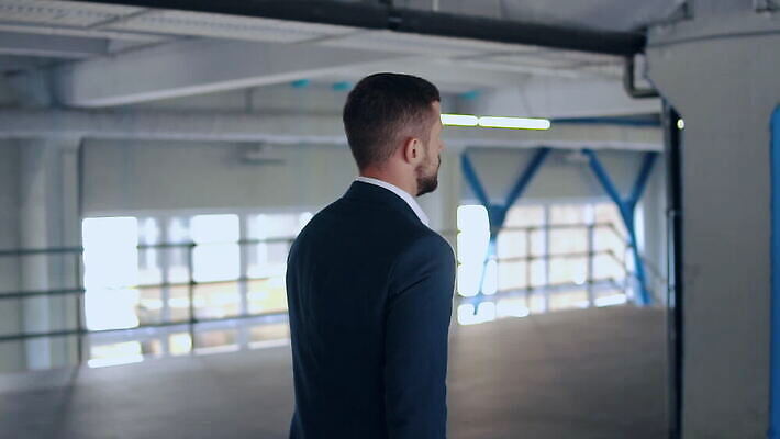 직업 남자 산업 벽 비즈니스 사업가 공장 모션 성공 노동자 직장 한명 사람 옆모습 사무실 유행 걷기 업무 작업 비즈니스맨 자신감 우아함 대표 창고 경영자 리더 수납 느림 공학 주인 전자상거래 경영 다락방 MOV 해외동영상 클립영상 1 교육 감정 뷰포인트 컨셉 회사 공업 직장인 동영상 파일형식