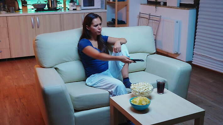 백인 라이프스타일 응시 감정 휴식 주택 피곤 미소 앉기 소파 텔레비전 방 분노 표현 관찰 변화 리모컨 야간 저녁 지루함 먹기 영화 팝콘 멀리 동영상 제어 채널 프로그램 혼자 4K MOV 해외동영상 클립영상 자연요소 서양인 시선 컨셉 의자 모션 문화예술 표정 건물 생활 전자제품 파일형식