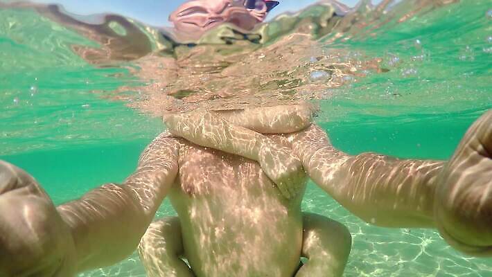 라이프스타일 커플 여자 남자 행복 바다 여행 컨셉 2 관계 자연 하늘 휴가 휴식 함께함 사랑 미소 웃음 사람 성인 사람없음 물 여름 태양 맑음 기쁨 낭만 신혼여행 잡기 셀프카메라 4K MP4 해외동영상 클립영상 자연요소 계절 감정 결혼 모션 날씨 표정 생활 사진촬영 생태계 동영상 파일형식